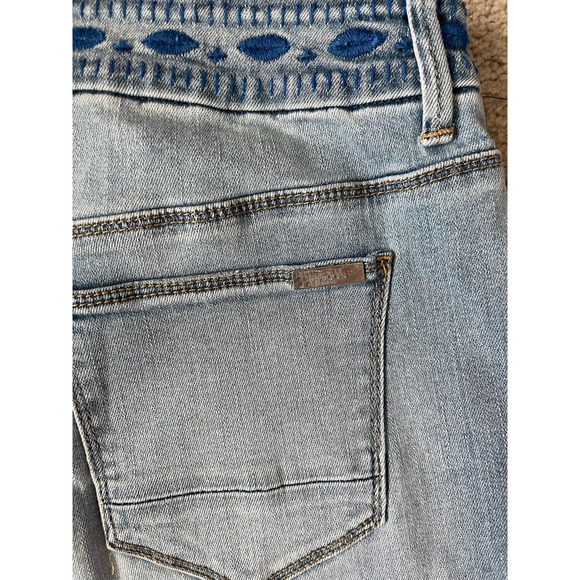 Chicco’s Platinum Crop Embroidered & Distressed Jeans Size 4 - Picture 3 of 14